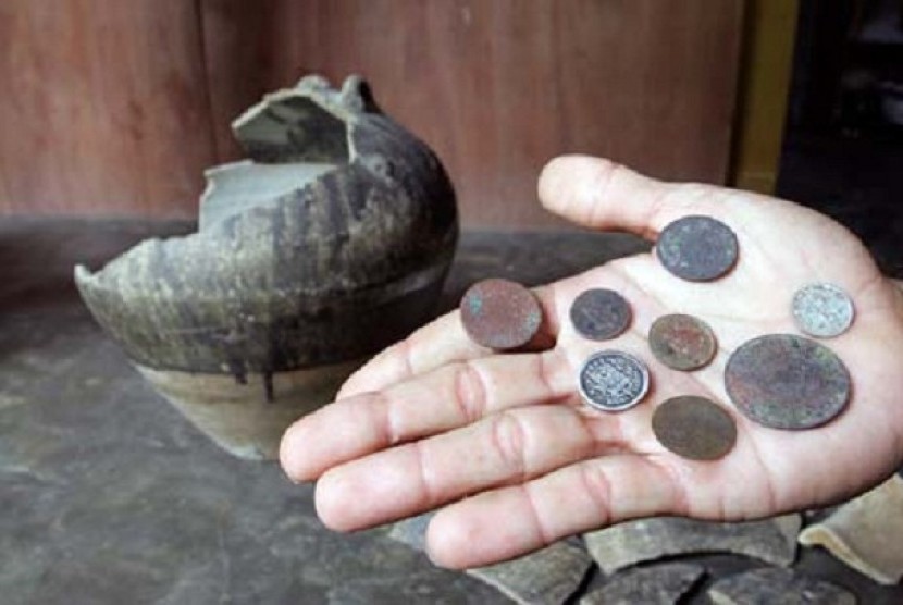 1.500 koin kuno ditemukan di dalam gentong di Indramayu, Jawa Barat.