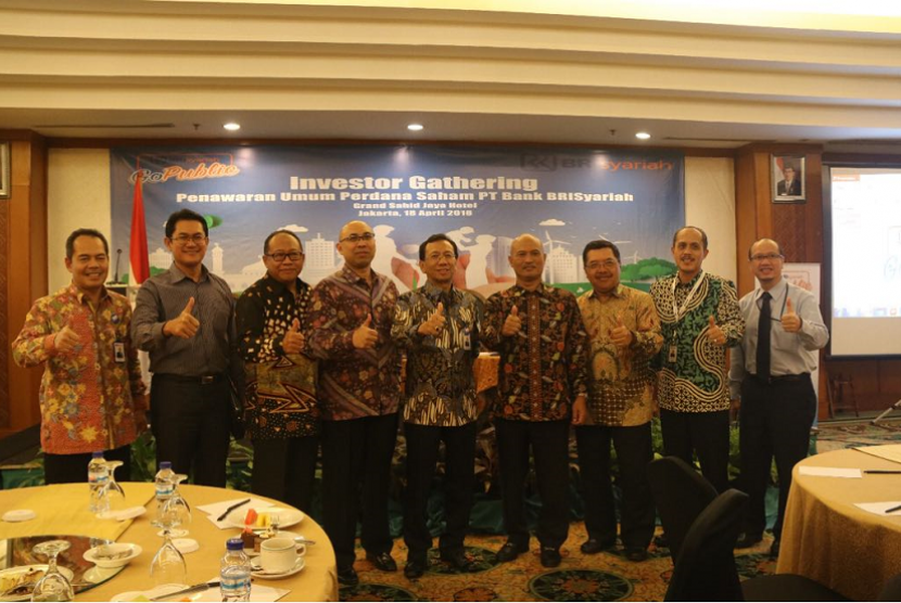 1. Direksi BRISyariah dan para Pejabat BRI wilayah Jakarta tengah berfoto bersama usai acara Investor Gathering BRISyariah, di Grand Sahid Jaya Hotel Jakarta, Rabu (18/4).