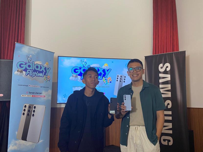 1. Konten kreator Kevin Pramudya dan  MX Product Marketing Senior Manager Samsung Electronics Indonesia, Ilham Indrawan, dalam diskusi media di kawasan Blok M, Jumat (4/10/2024). 