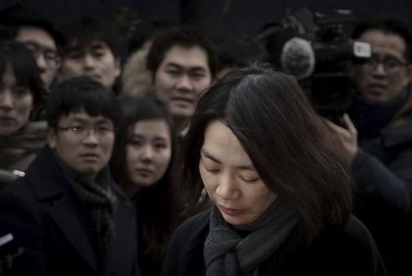 Cho Hyun-ah, also known as Heather Cho, daughter of chairman of Korean Air Lines, Cho Yang-ho, appears in front of the media outside the offices of the Aviation and Railway Accident Investigation Board of the Ministry of Land, Infrastructure, Trans