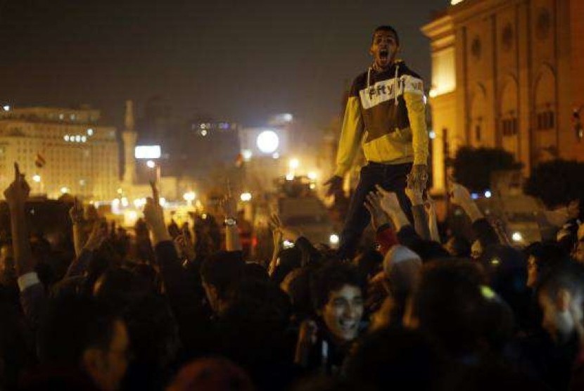 Anti-Mubarak protesters shout slogans against government and military rules after the verdict of former Egyptian President Hosni Mubarak's trial, around Abdel Moneim Riad square in downtown Cairo November 29, 2014.