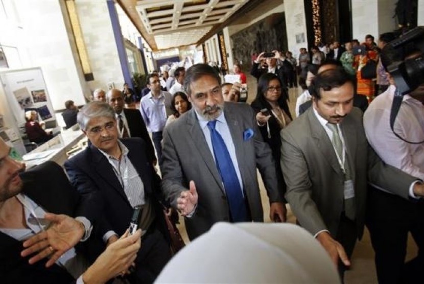  India's Commerce Minister Anand Sharma (C) arrives at the ninth World Trade Organization (WTO) Ministerial Conference in Nusa Dua, on the Indonesian resort island of Bali December 6, 2013. 