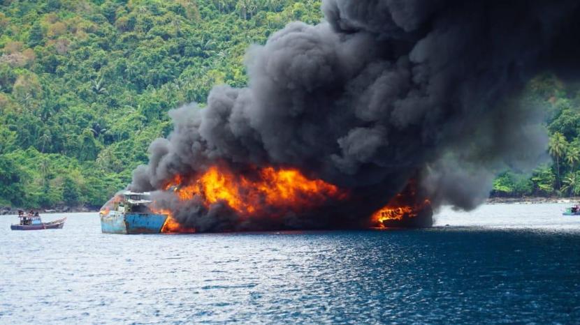 10 Kapal<em> Illegal Fishing </em>Ditenggelamkan di Laut Natuna Utara