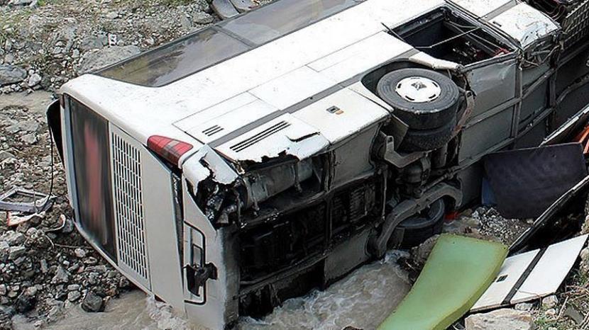 Kecelakaan bus (ilustrasi). Mobil elf berisi 17 penumpang mengalami kecelakaan di Cino Mati, 1 orang meninggal.