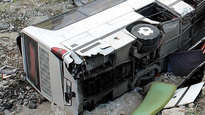 Ilustrasi kecelakaan bus. Sebuah bus yang membawa 18 kader Partai Hanura terguling di Tol Solo-Ngawi, Ahad (4/1/2024). Tiga orang, termasuk sopir, dilaporkan meninggal dunia.