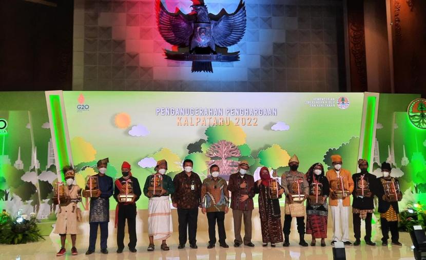 10 pemenang penghargaan Kalpataru dari Kementerian Lingkungan Hidup dan Kehutanan berfoto bersama di Gedung Manggala Wanabakti, Jakarta, Rabu (20/7). 