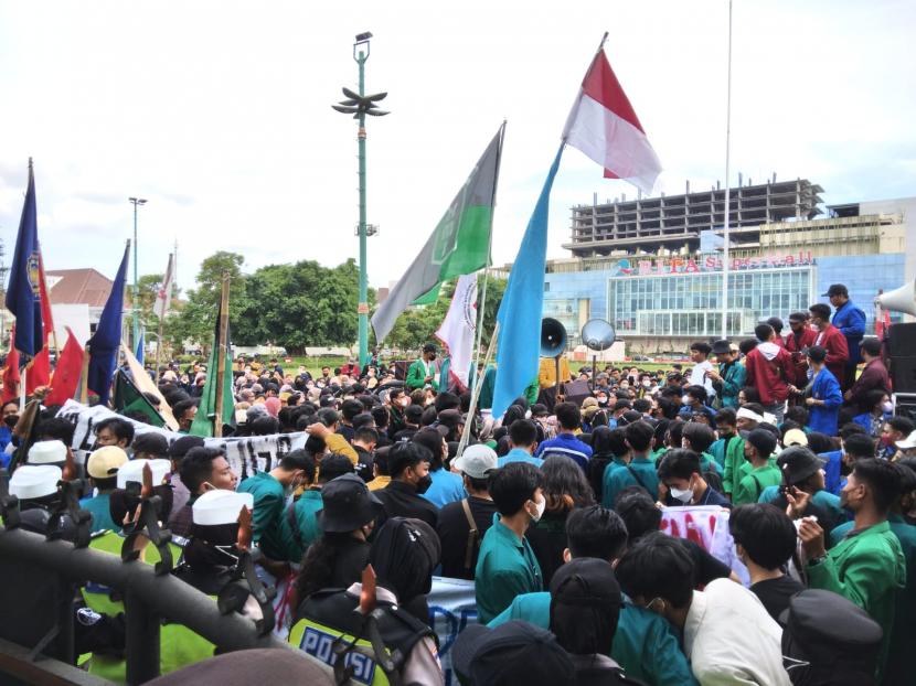 1000 mahasiswa melakukan aksi demonstrasi di depan kompleks kantor Bupati Banyumas, Jumat (8/4/22). 
