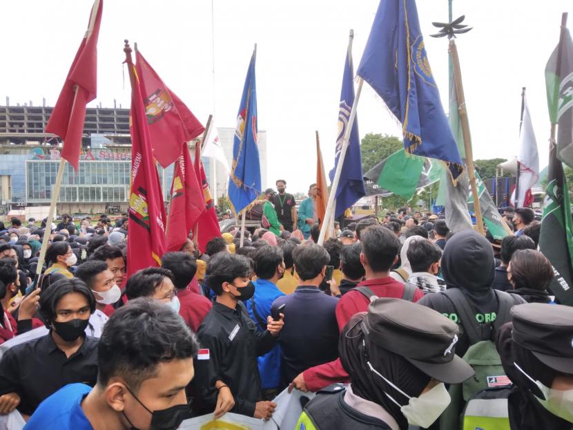 Sekitar 1.000 mahasiswa melakukan aksi demonstrasi di depan kompleks kantor Bupati Banyumas, Jumat (8/4/22). Demo juga terjadi di daerah lain seperti Tasikmalaya, Bogor, dan Makassar.  