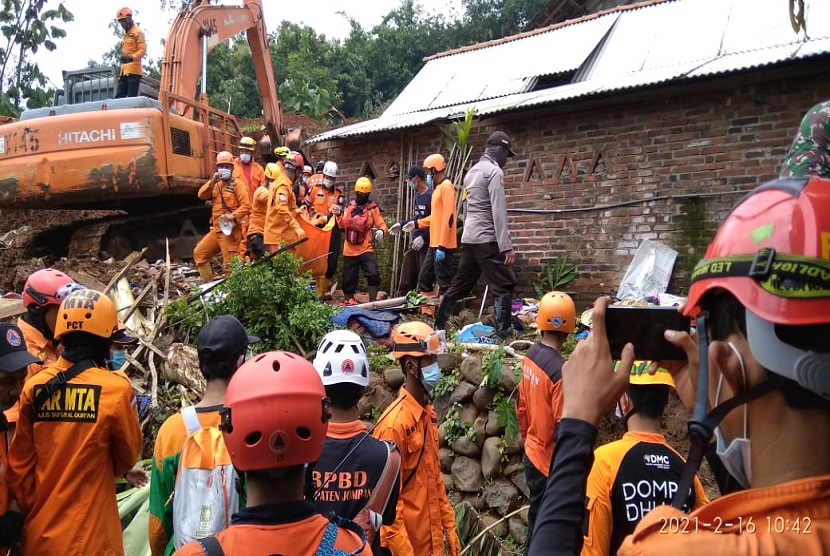 101 warga Desa Ngetos masih mengungsi pascalongsor hingga Selasa (16/2). Umumnya, warga mengungsi di halaman SD Negeri 3 Ngetos, Kecamatan Ngetos, Kabupaten Nganjuk, Jawa Timur. 