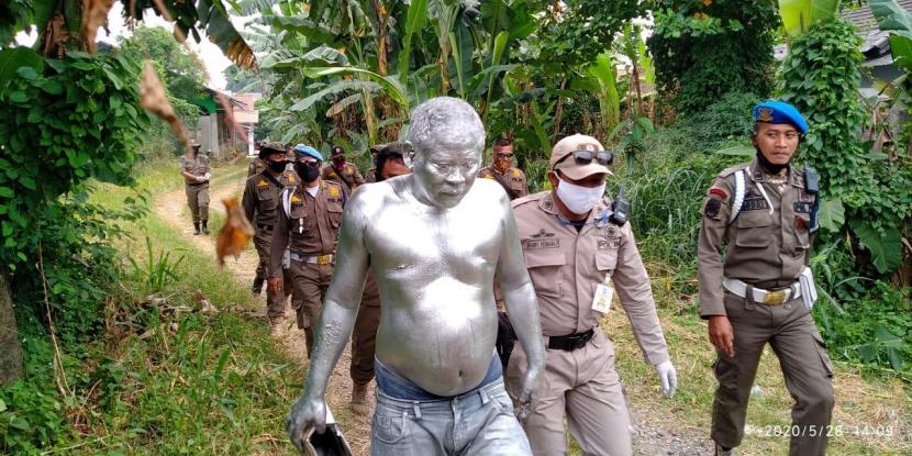 Sebanyak 11 Manusia Silver diamankan Satuan Polisi Pamong Praja (Satpol PP) Kota Tangerang Selatan. Mereka diketahui telah meresahkan sejumlah masyarakat, Kamis (28/5) 