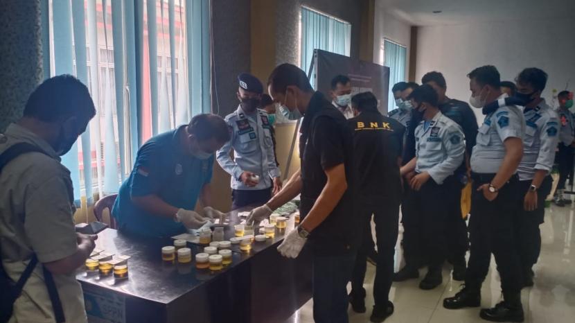 112 pegawai Lapas Cikarang, Kabupaten Bekasi diperiksa, Rabu (18/11). Hal ini dilakukan terkait adanya dugaan peredaran narkoba yang dikendalikan dari dalam lapas.