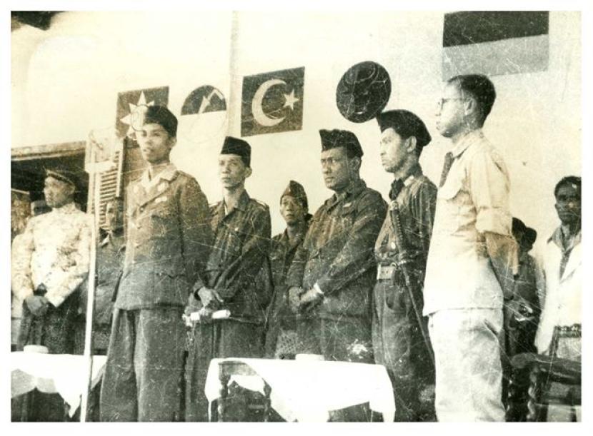 Panglima Besar Jenderal Soedirman melantik Dewan Kelaskaran Pusat dan Seberang di Yogyakarta. Panglima Sudirman yang menyuruh Kartosuwiryo berjuang di Jawa Barat.
