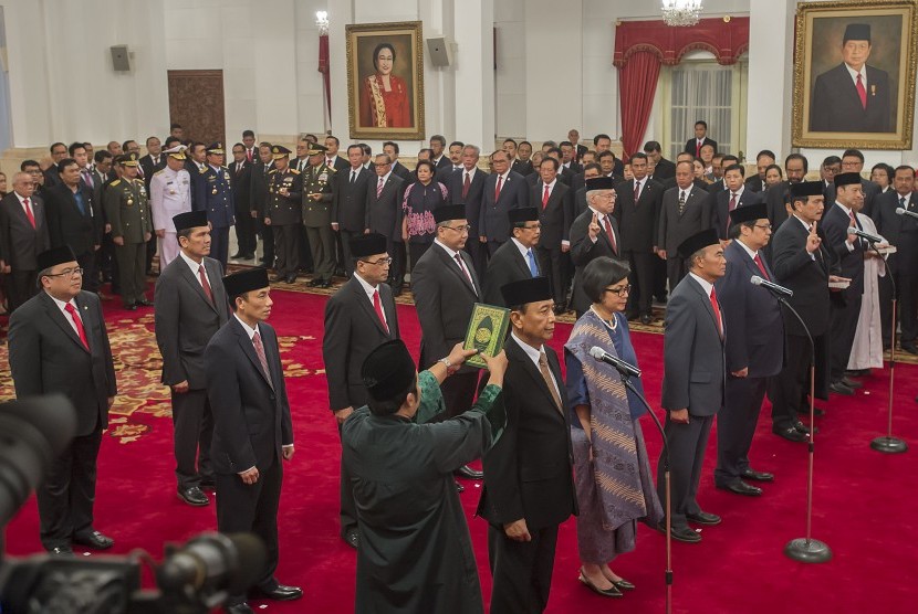 12 menteri dan satu kepala badan hasil perombakan Kabinet Kerja Jilid II mengucapkan sumpah dan janji jabatan yang dipimpin Presiden Joko Widodo di Istana Negara, Jakarta, Rabu (27/7). 