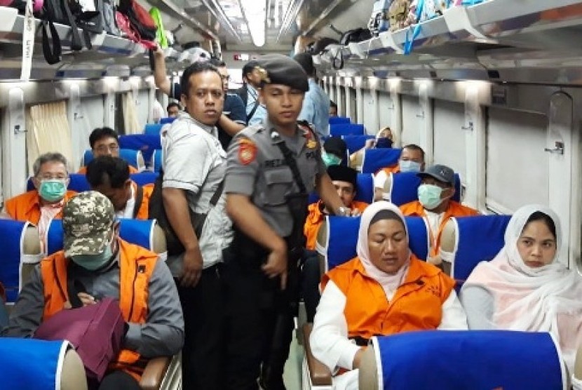 12 tersangka kasus suap pembahasan APBD-P Pemerintah Kota Malang tahun Anggaran 2015 itu dipindahkan ke Surabaya menggunakan kereta api dengan pengawalan dari pengawal tahananan (Waltah) KPK dan bantuan Polri pada Senin (7/1).  