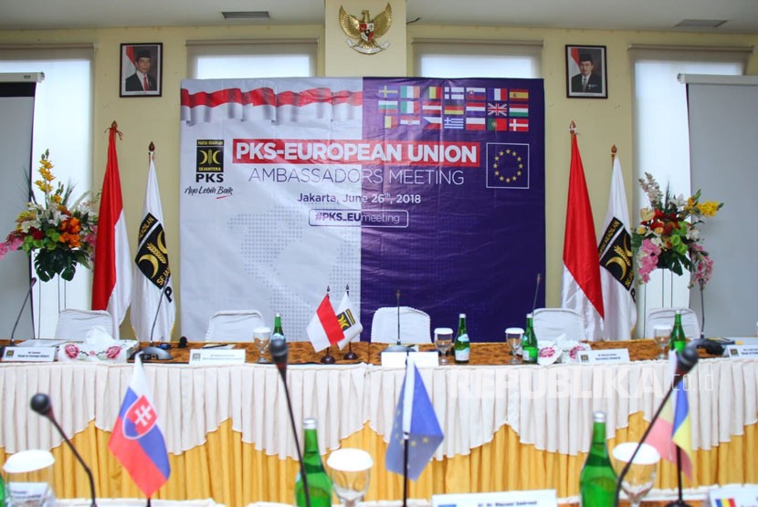 13 Duta Besar dan Diplomat Negara-negara Uni Eropa menggelar pertemuan kehormatan dengan Pengurus DPP PKS di kantor DPP PKS, kawasan Pasar Minggu, Jakarta, Selasa (26/6).