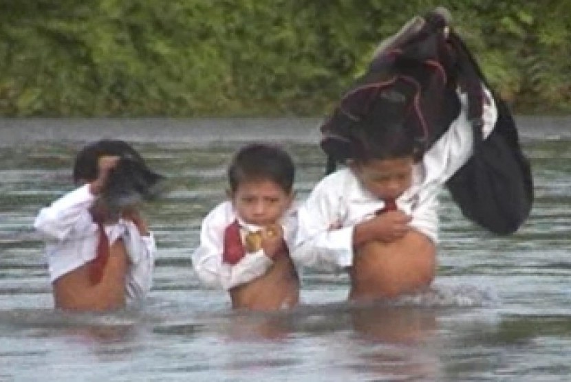 Siswa SD berjuang melewati sungai menuju sekolahnya untuk belajar 