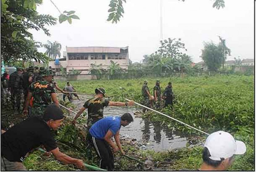 Prajurit Batalyon Arhanudse-10/1/Falatehan membersihkan Waduk Rawa lindung di Kelurahan Petukangan Selatan, Jakarta.