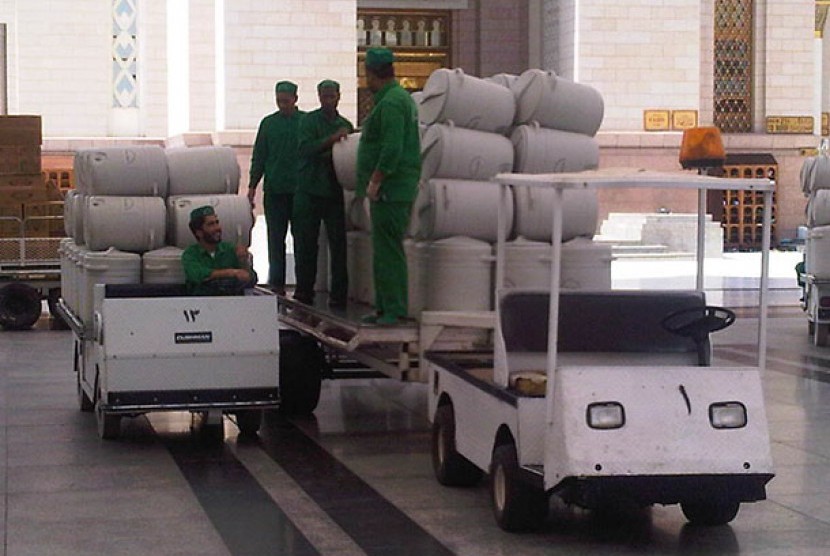 sejumlah petugas di Masjid Madinah sedang mendistribusikan air zam-zam 