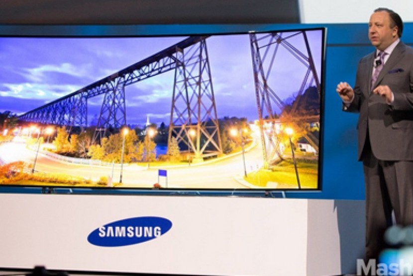 Samsung mengumumkan Televisi Lengkung UHD berukuran 105 inci. 