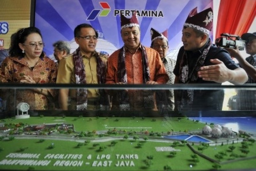 CEO of Bosowa Erwin Aksa (right) explains the construction of LPG terminal in Banyuwangi, East Java, on Wednesday, Jan. 22, 2014.