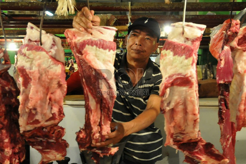  Pedagang daging sapi di pasar Jatinegara,Jakarta, Senin (11/8). (Republika/Prayogi)