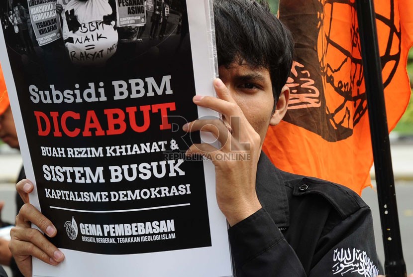  Massa dari Gerakan Mahasiswa Pembebasan melakukan unjukrasa di depan kantor Energi Sumber Daya Mineral (ESDM), Jakarta, Senin (11/8). (Republika/Tahta Aidilla)