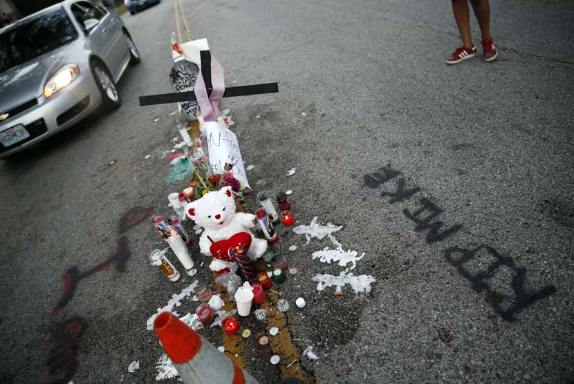  Lokasi tempat kejadian tewasnya remaja 18 tahun yang ditembak polisi di Ferguson, Missouri, Senin (11/8).    (AP/Jeff Roberson)