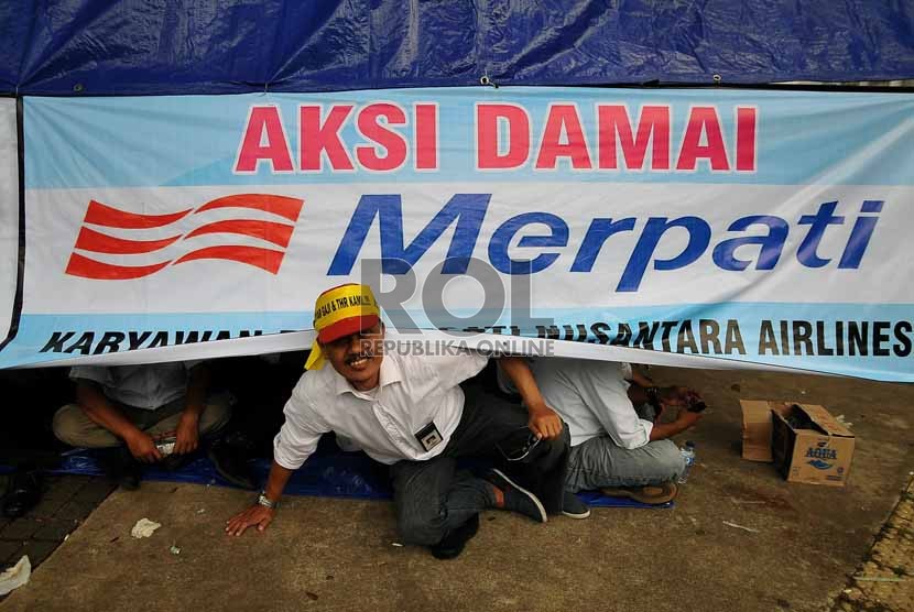  Pegawai PT Merpati Nusantara Airlines melakukan aksi damai di depan Kementerian BUMN, Jakarta, Selasa (12/8).   (Republika/Prayogi)