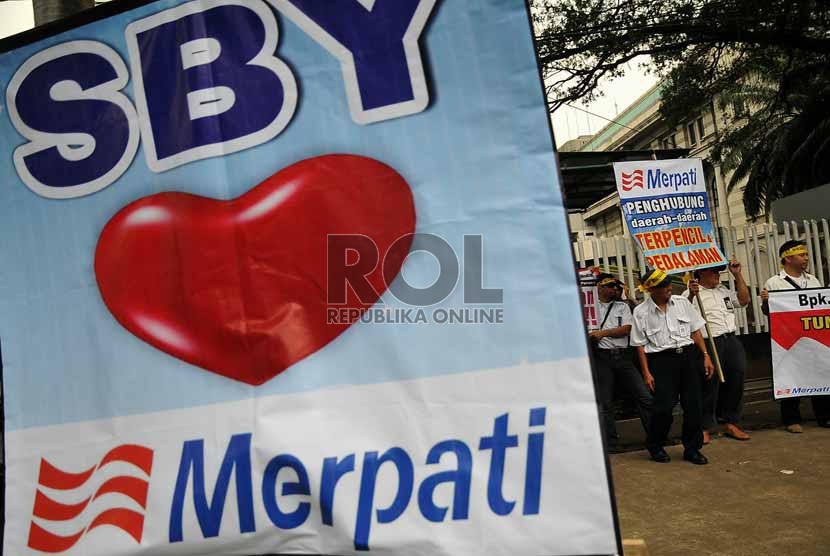   Pegawai PT Merpati Nusantara Airlines melakukan aksi damai di depan Kementerian BUMN, Jakarta, Selasa (12/8).    (Republika/Prayogi)