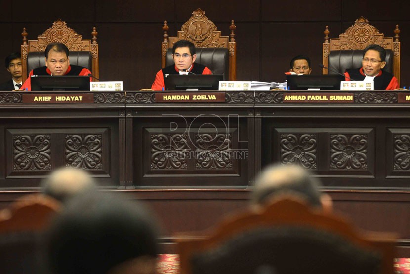 Ketua Majelis Hakim Mahkamah Konstitusi (MK) Hamdan Zoelva (tengah) mendengarkan keterangan saksi dari pihak terkait  pada sidang lanjutan Perselisihan Hasil Pemilihan Umum (PHPU) Pilpres 2014 di Gedung MK, Jakarta, Kamis (14/8). (Republika/Agung Supriyant