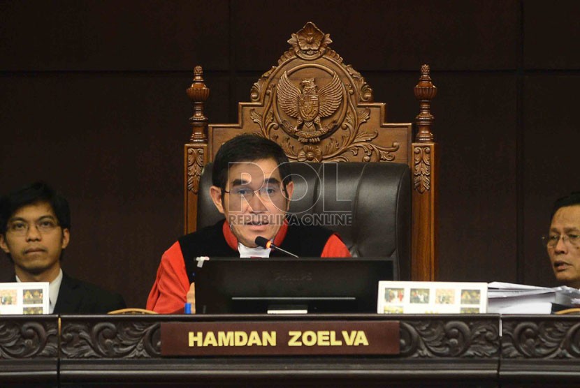 Ketua Majelis Hakim Mahkamah Konstitusi (MK) Hamdan Zoelva mendengarkan keterangan saksi dari pihak terkait  pada sidang lanjutan Perselisihan Hasil Pemilihan Umum (PHPU) Pilpres 2014 di Gedung MK, Jakarta, Kamis (14/8). (Republika/Agung Supriyanto)