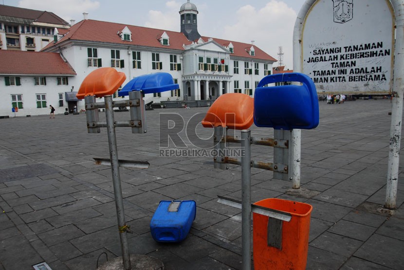 Kondisi sejumlah tempat sampah di kawasan wisata kota Tua, Jakarta. ilustrasi (Republika/Rakhmawaty La'lang)