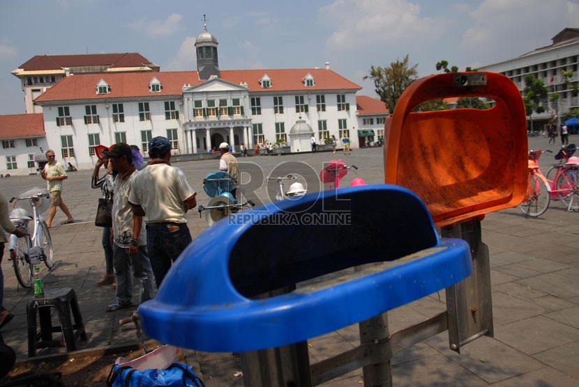 Kondisi sejumlah tempat sampah di kawasan wisata kota Tua, Jakarta Barat, Kamis (14/8). (Republika/Rakhmawaty La'lang)
