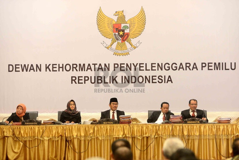  Ketua Dewan Kehormatan Penyelenggara Pemilu (DKPP) RI Jimly Asshidiqie memimpin sidang kode etik Dewan Kehormatan Penyelenggara Pemilu (DKPP) di Jakarta, Kamis (14/8). (Republika/Agung Supriyanto)