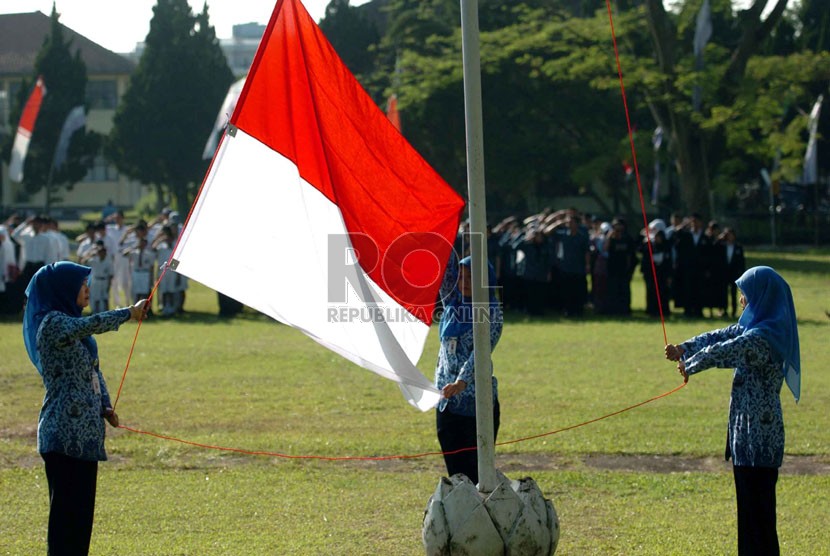 Students in Bandung hoist flag to commemorate Indonesia' Independence Day on Sunday. (Illustration)