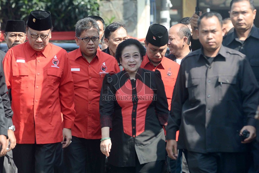  Ketua Umum PDI Perjuangan Megawati Soekarnoputri menghadiri upacara HUT Ke-69 RI di kantor DPP PDI Perjuangan, Lenteng Agung, Jakarta, Ahad (17/8).  (Republika/Agung Supriyanto)