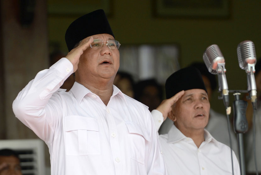  Capres Prabowo Subianto (kiri) dan Cawapres Hatta Rajasa (kanan) memberi hormat pada bendera merah putih saat upacara peringatan HUT ke-69 Kemerdekaan RI di Lapangan Nusantara Polo Club, Cibinong, Jabar, (Antara/Prasetyo Utomo)