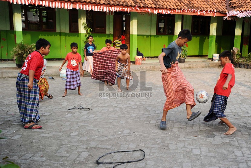  Warga mengikuti lomba pertandingan bola mengunakan sarung saat perayaan HUT ke-69 RI di Margahayu, Bekasi, Jawa Barat, Ahad (17/8). (Republika/Tahta Aidilla)