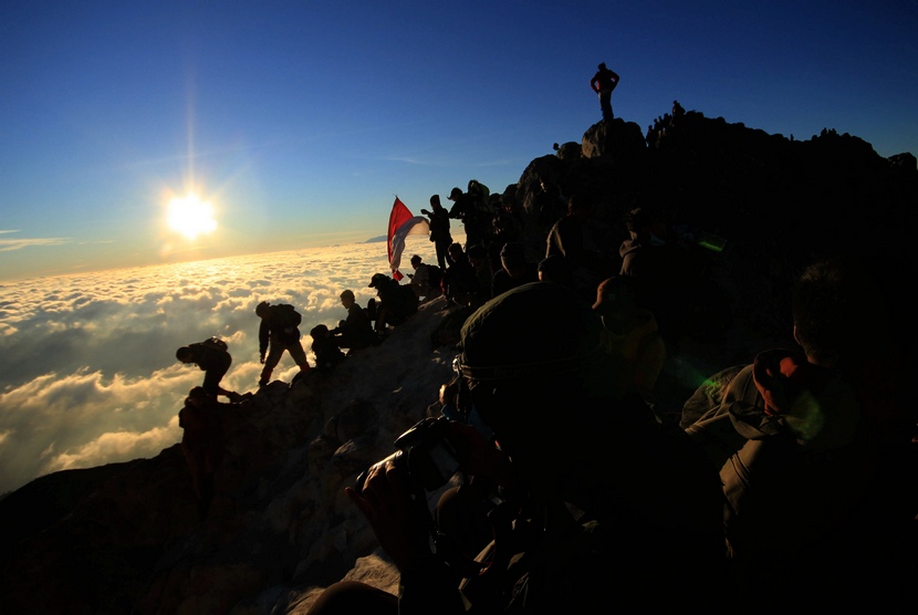  Pendaki memadati puncak Gunung Merapi untuk melihat pesona kawah dan matahari terbit di Gunung Merapi, Boyolali, Jawa Tengah, Ahad (17/8).  (Antara/Teresia May)