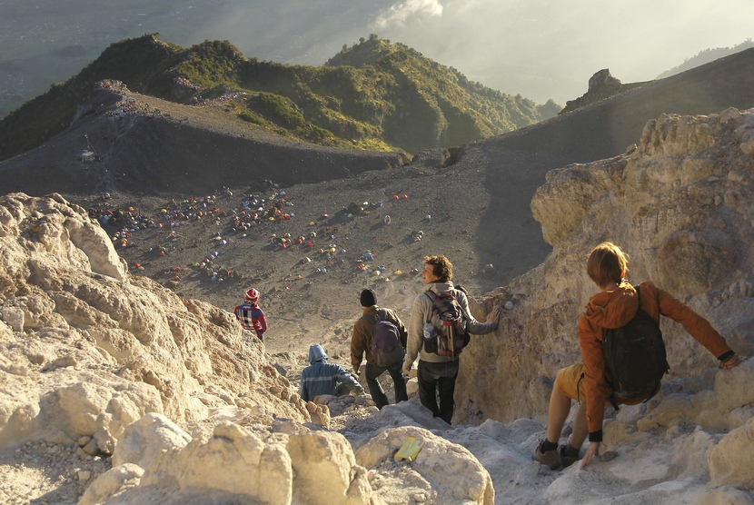   Wisatawan asing menuruni puncak Gunung Merapi usai melihat pesona kawah dan matahari terbit di Gunung Merapi, Boyolali, Jawa Tengah,  Ahad (17/8).  (Antara/Teresia May)