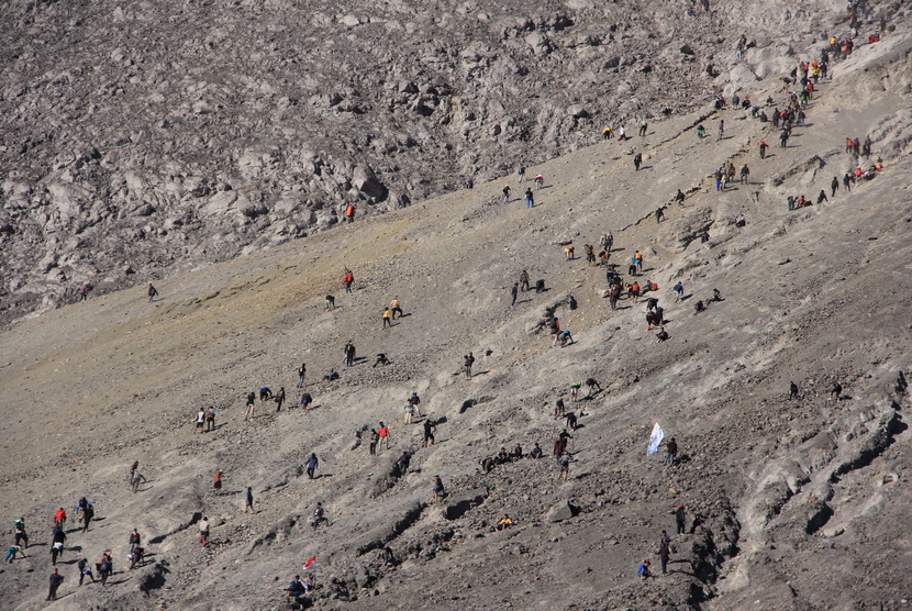  Sejumlah pendaki menaiki lereng Merapi menuju puncak Gunung Merapi untuk melihat pesona kawah dan matahari terbit di Gunung Merapi, Boyolali, Jawa Tengah,Ahad (17/8).  (Antara/Teresia May)