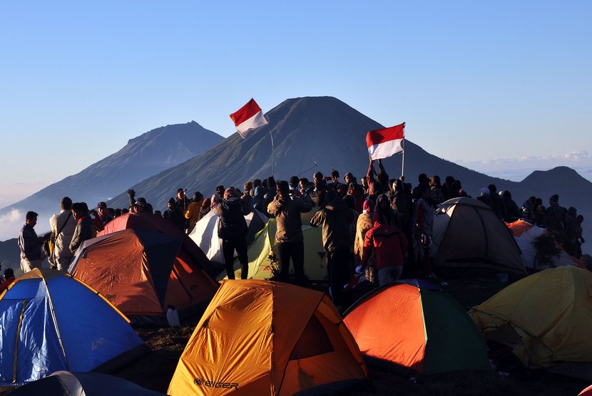  Pendaki mengibarkan bendera merah putih sambil menyanyikan lagu Indonesia Raya saat merayakan HUT RI ke-69 di puncak Gunung Prau kawasan datran tinggi Dieng Kejajar, Wonosobo, Jawa Tengah, Ahad (17/8).  (Antara/Anis Efizudin)