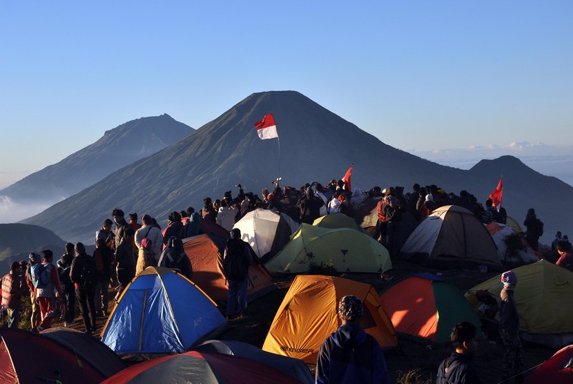   Sejumlah pendaki mengibarkan bendera merah putih sambil menyanyikan lagu Indonesia Raya saat merayakan HUT RI ke-69 di puncak Gunung Prau kawasan datran tinggi Dieng Kejajar, Wonosobo, Jawa Tengah, Ahad (17/8).  (Antara/Anis Efizudin)