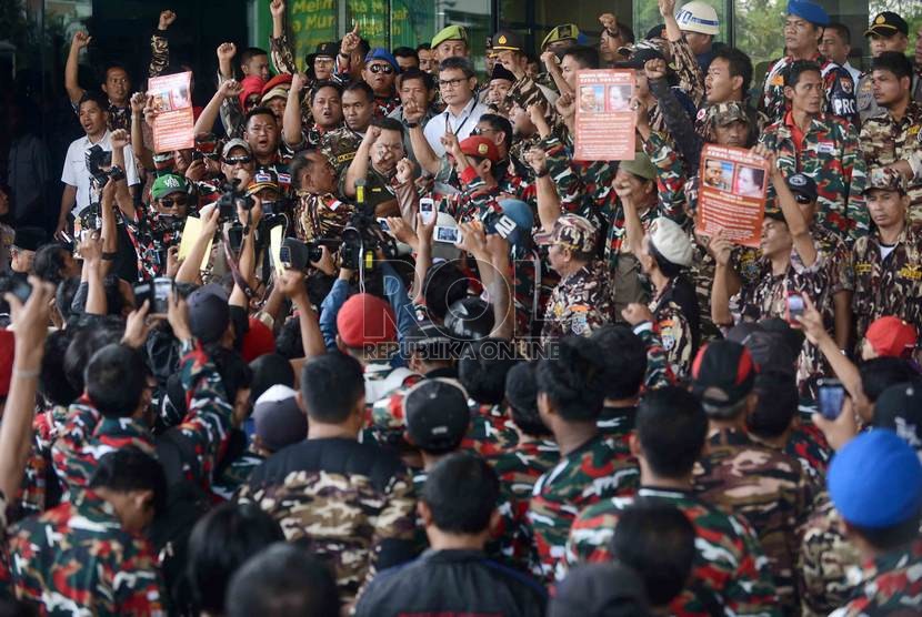  Massa dari berbagai organisasi massa di antaranya Forum Komunikasi Putra Putri TNI Polri (FKPPI) menyatakan menolak kehadiran ormas asing di Indonesia 