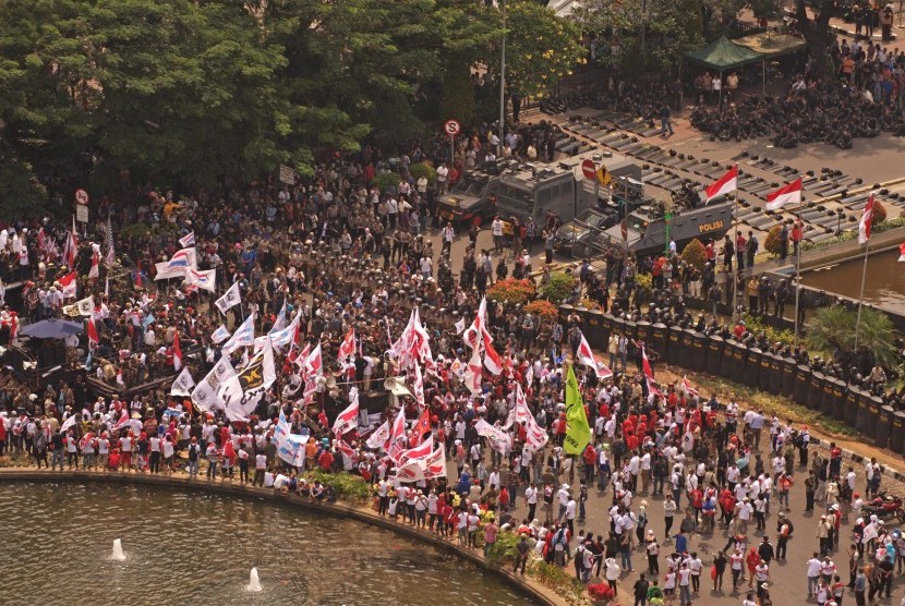  Massa pendukung Capres Prabowo-Hatta melakukan aksi di silang Monas kawasan Patung Kuda, Jakarta Pusat, Kamis, (21/8).  (Antara/Paramayuda)