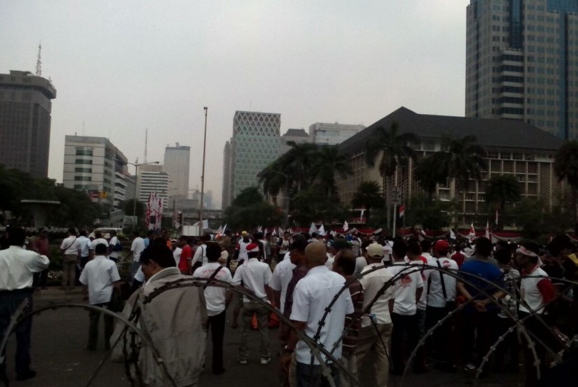Suasana massa pendukung capres Prabowo di depan Patung Kuda, Jakarta Pusat, Kamis (21/8).