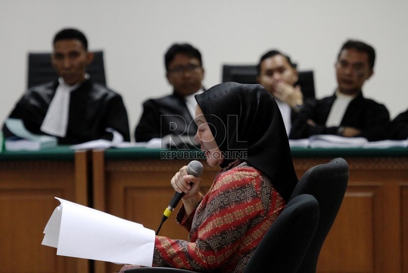   Terdakwa gubernur Banten non aktif Ratu Atut Chosiyah menangis saat membacakan nota pembelaan (Pledoi) di Pengadilan Tipikor, Jakarta, Kamis (21/8).   (Republika/ Yasin Habibi)