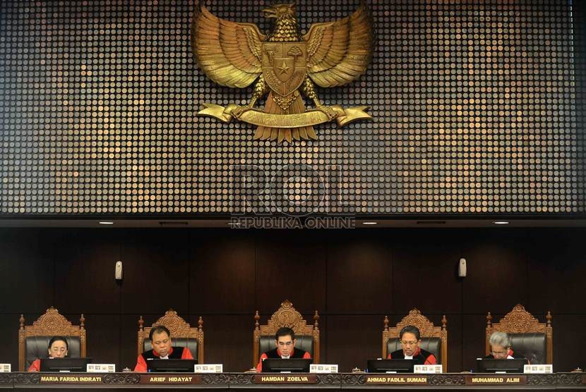  Ketua MK Hamdan Zoelva memimpin sidang pembacaan putusan Perselisihan Hasil Pemilihan Umum 2014 yang diajukan pasangan calon presiden Prabowo Subianto-Hatta Rajasa di Gedung Mahkamah Konstitusi, Kamis (21/8).   (Republika/Agung Supriyanto)