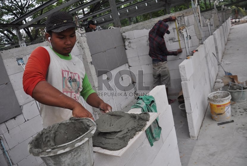  Pekerja mengerjakan pembangunan kios di Lapangan eks IRTI Monas, Jakarta Pusat, Kamis (21/8).   (Republika/Rakhmawaty La'lang)