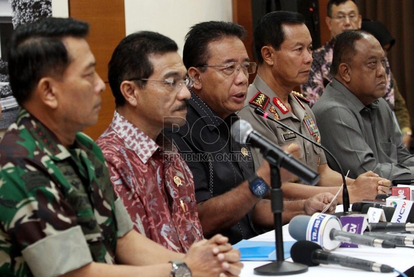   Menko Polhukam Djoko Suyanto (tengah) memberi keterangan pers usai rapat evaluasi pengamanan pilpres di Kantor Kemenko Polhukam Jakarta, Jumat (22/8). (Republika/ Yasin Habibi)